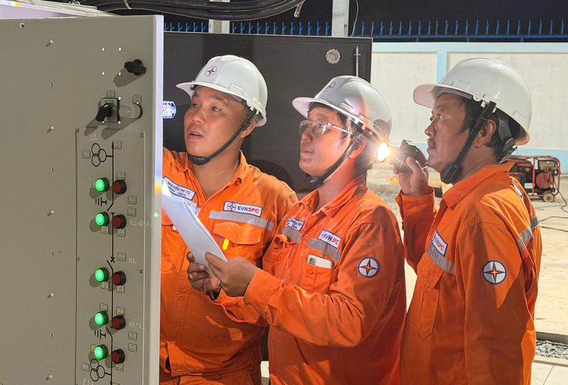 Nhân viên Điện lực miền Nam ứng trực đảm bảo điện trong dịp tết Bính Ngọ 2026. Ảnh: EVNSPC