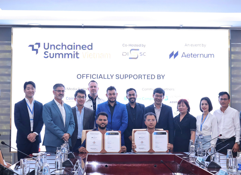 Lễ ký kết hợp tác giữa Trung tâm Hỗ trợ khởi nghiệp đổi mới sáng tạo Đà Nẵng và Công ty TNHH Aeternum Consulting. Ảnh: Diễm Phúc