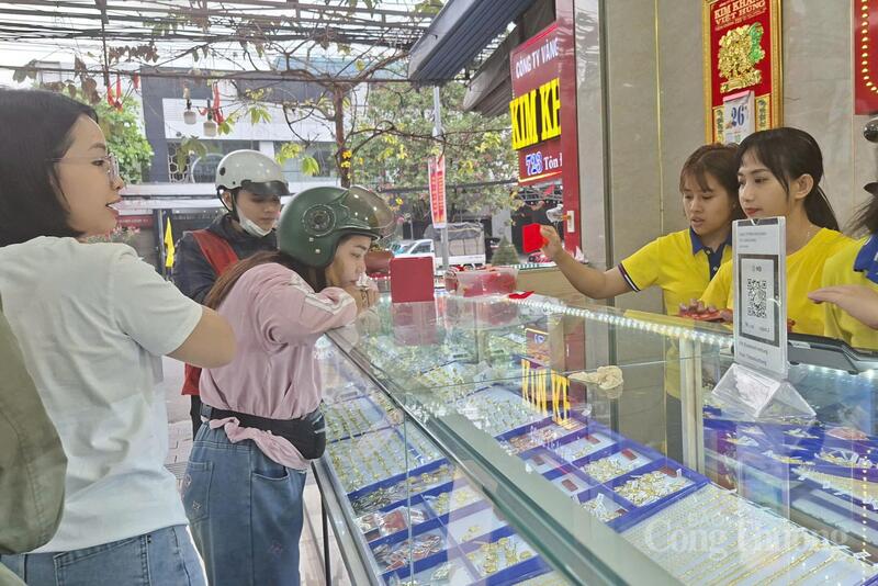 Các doanh nghiệp kinh doanh vàng đều chuẩn bị nguồn hàng dồi dào để phục vụ người dân.