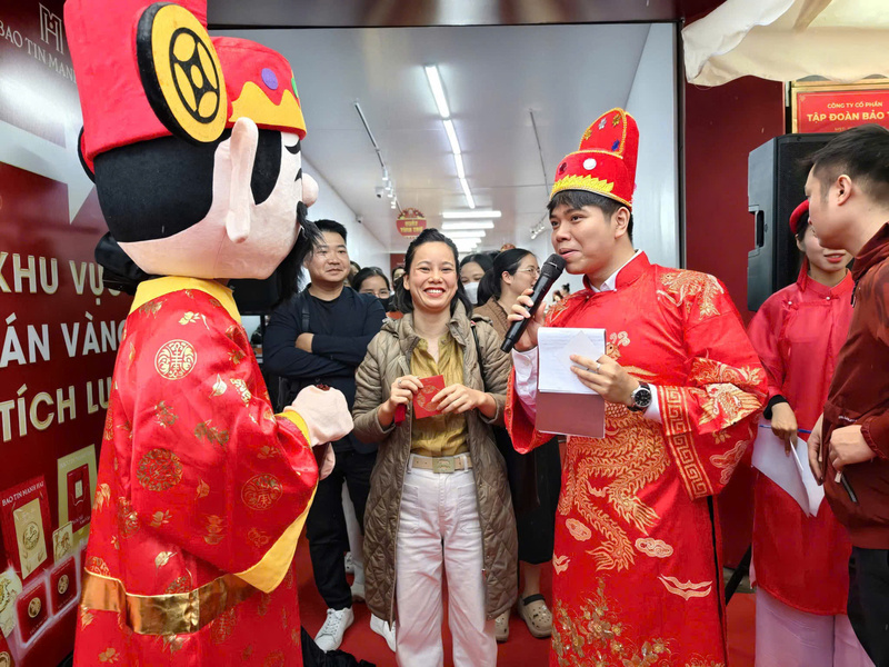 Nhân viên Bảo Tín Mạnh Hải nhiệt tình hướng dẫn khách cách tham gia chương trình.