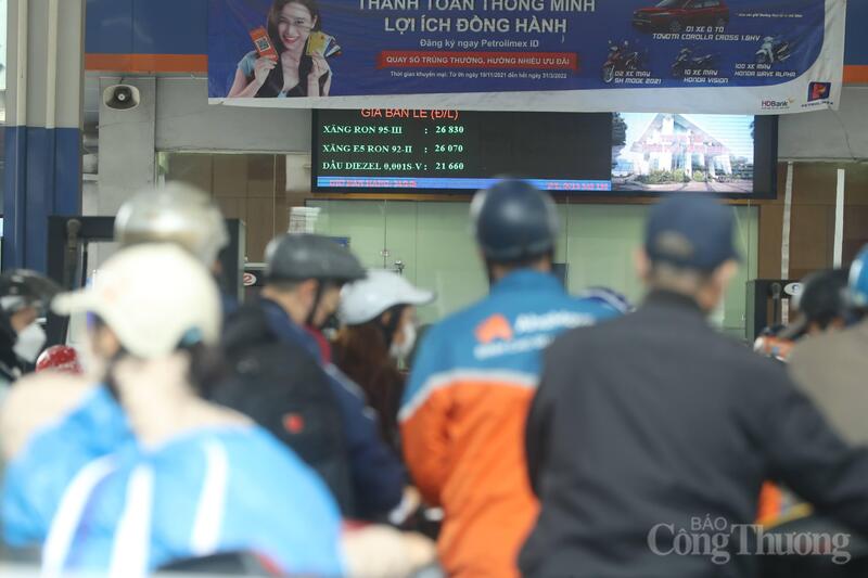 Giá xăng tăng từ 15h chiều ngày 26/2. Ảnh minh họa.