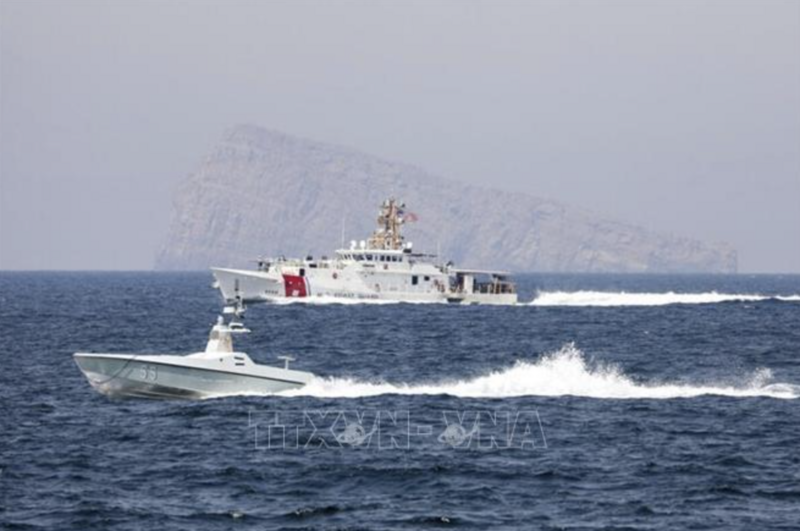 Tàu di chuyển tại eo biển Hormuz. Ảnh tư liệu: IRNA/TTXVN