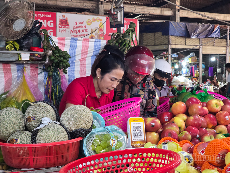 Giá các loại quả tăng nhẹ khoảng 5-10% do chi phí vận chuyển và nhu cầu cao, nhưng người dân vẫn rất vui vẻ lựa chọn để có mâm cỗ cúng ưng ý nhất.