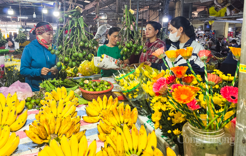 Mặc dù lượng hàng hóa đổ về chợ rất dồi dào, đáp ứng tốt nhu cầu của người tiêu dùng, nhưng do nhu cầu mua sắm tập trung vào cùng một thời điểm nên giá cả một số mặt hàng đã tăng nhẹ so với ngày thường.