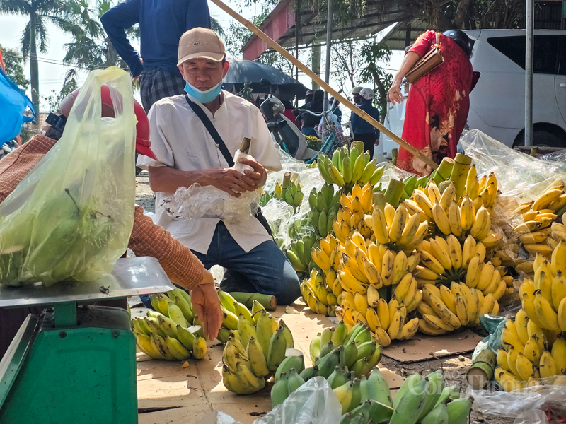 Trao đổi với phóng viên, đại diện Ban quản lý chợ Hà Tĩnh cho biết, ngay từ đầu tuần, đơn vị đã tổ chức họp với các tiểu thương, yêu cầu niêm yết giá công khai đối với tất cả các mặt hàng, đặc biệt là nhóm hàng thực phẩm và hoa tươi phục vụ lễ cúng. Đồng thời, tăng cường lực lượng tuần tra, kiểm soát an ninh trật tự và an toàn phòng chống cháy nổ trong khu vực chợ, tạo điều kiện thuận lợi nhất để bà con yên tâm mua sắm.