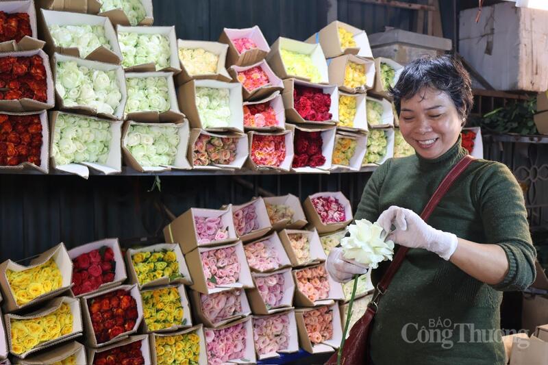 Dù làm việc xuyên đêm, những người thợ hoa vẫn giữ nụ cười rạng rỡ.