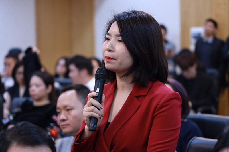 Bà Nguyễn Thị Ngọc Anh, Công ty luật toàn cầu MTA nêu ý kiến tại hội nghị. Ảnh: Đồng Cường
