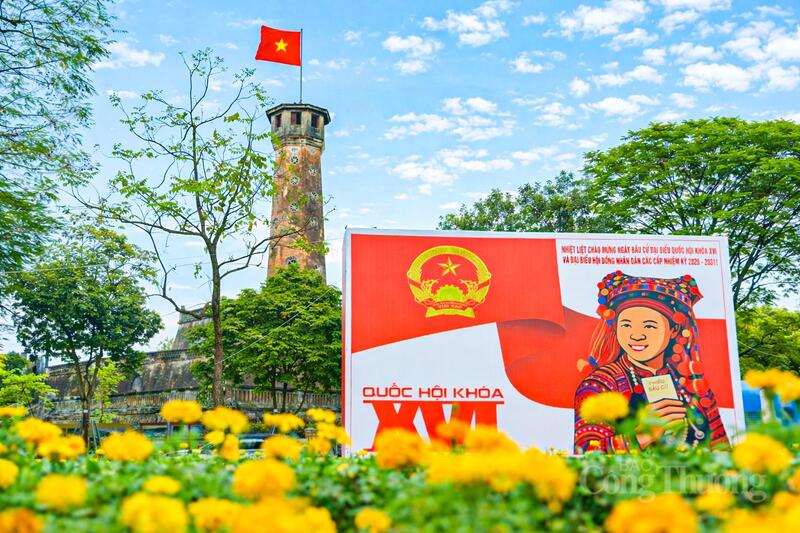 Mỗi lá phiếu bầu của cử tri không chỉ là sự chọn lựa một cá nhân, mà là gửi gắm khát vọng về những đạo luật đi vào cuộc sống, những ý kiến chất vấn theo đuổi đến cùng các nút thắt dân sinh, và những quyết sách trí tuệ vì vận hội của đất nước. Ảnh: Nam Giang