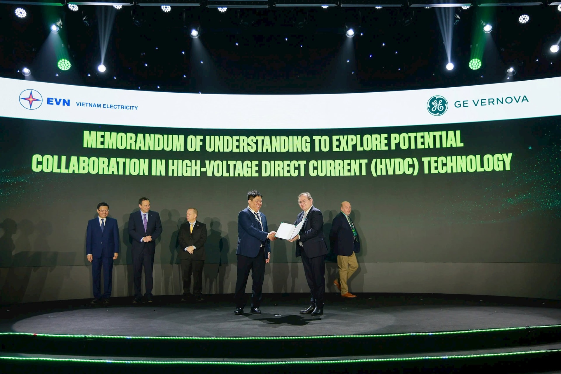 ge-vernova-va-evn-cung-da-ky-ket-bien-ban-ghi-nho-khong-rang-buoc-nham-tim-kiem-cac-linh-vuc-hop-tac-va-co-hoi-tiem-nang-lien-quan-den-cong-nghe-hvdc-1-.jpg