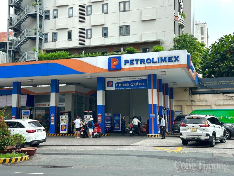 Tình trạng tương tự cũng diễn ra tại cây xăng trên đường Pasteur (phường Xuân Hoà).