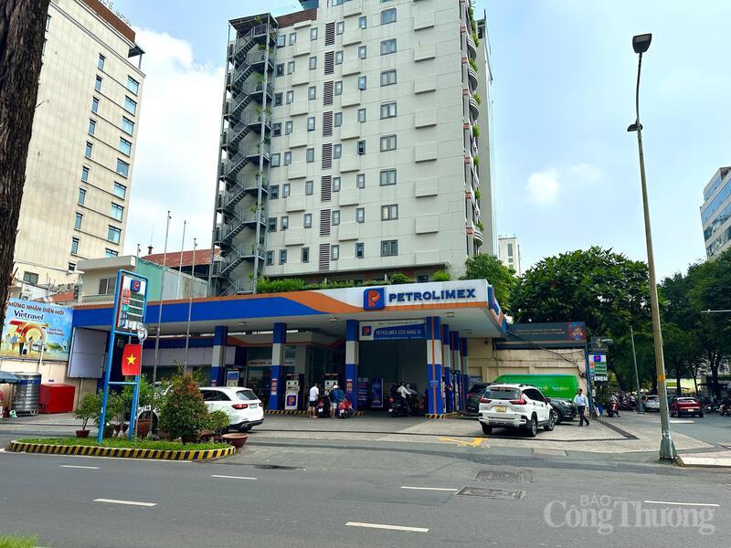 Nhiều cây xăng trên địa bàn TP. Hồ Chí Minh ghi nhận lượng khách quay trở lại ở mức bình thường, chủ yếu là người dân đổ xăng theo nhu cầu đi lại hằng ngày.