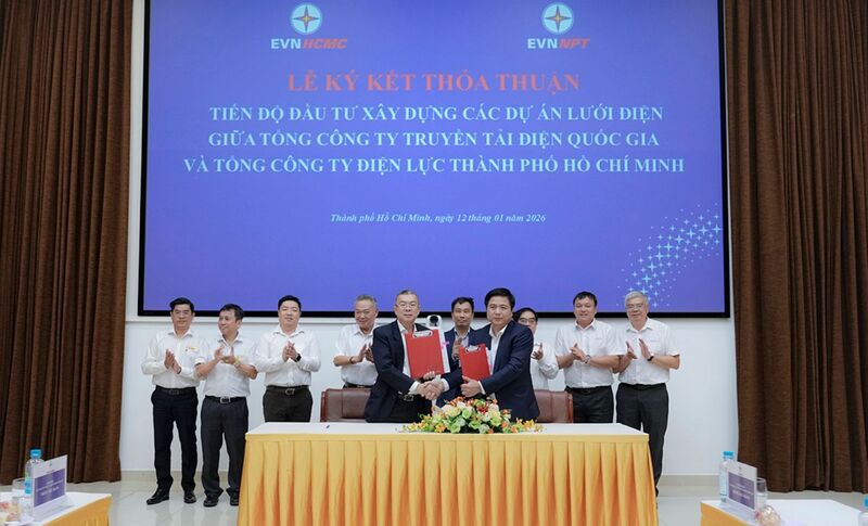 Tổng giám đốc EVNNPT Trương Hữu Thành (bên phải) ký kết thỏa thuận trong đầu tư xây dựng giữa EVNNPT và EVNHCMC. Ảnh: EVNNPT
