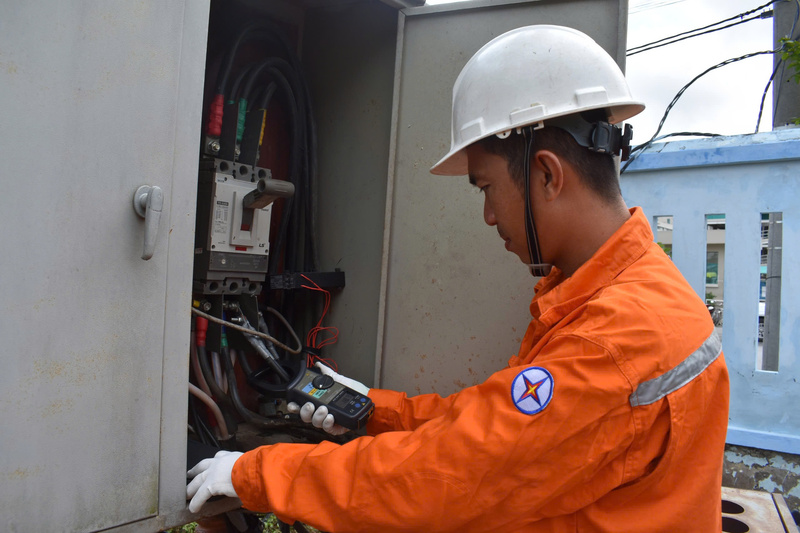 Nhân viên điện lực tăng cường công tác kiểm tra các thông số vận hành lưới điện. Ảnh: EVNSPC.