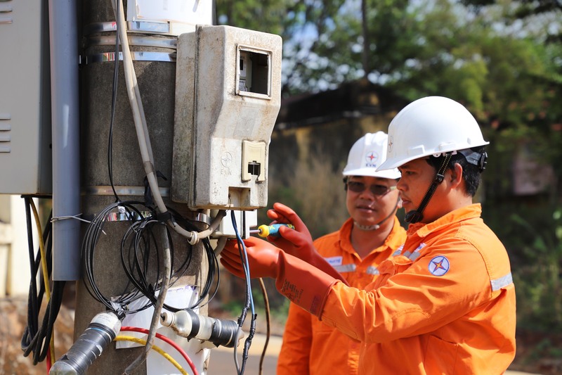 Các công ty điện lực tăng cường kiểm tra, khắc phục khiếm khuyết trên lưới điện trước mùa nắng nóng. Ảnh: PC Đồng Nai.