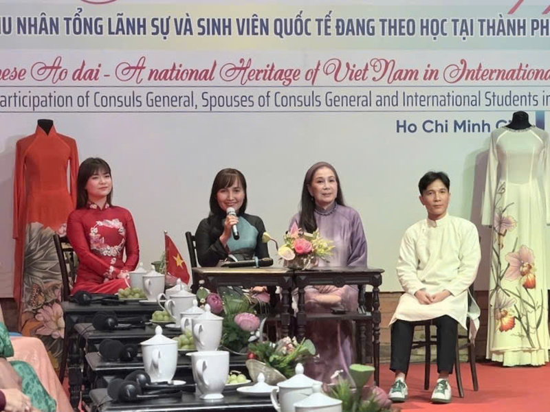 Không gian thảo luận chân tình giữa bà Trịnh Thị Thanh và các đại biểu về sứ mệnh lan tỏa giá trị di sản Áo dài trong đời sống đương đại. Ảnh: Minh Anh