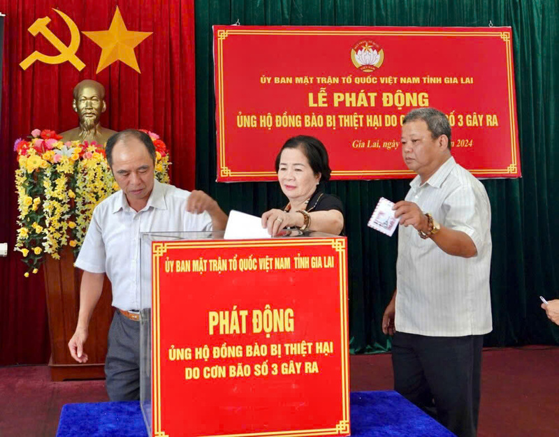 Doanh nhân Nguyễn Thị Sen (ở giữa) tích cực tham gia công tác thiện nguyện. Ảnh: NVCC