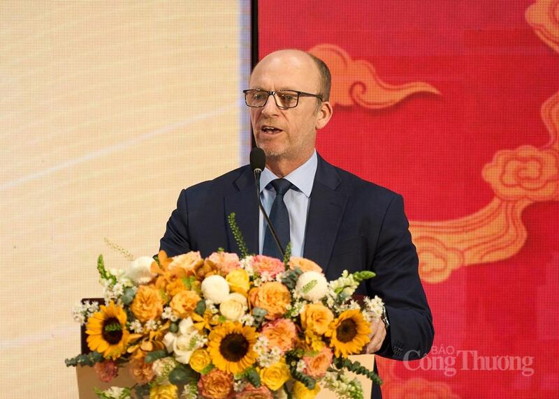 Ông Ian Roverts, Phó Chủ tịch cấp cao Informa Markets Asia phát biểu khai mạc.