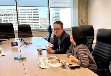 Ông Đỗ Ngọc Hưng, Trưởng Cơ quan Thương vụ Việt Nam tại Hoa Kỳ trao đổi với đại diện Tập đoàn phân phối Walmart.