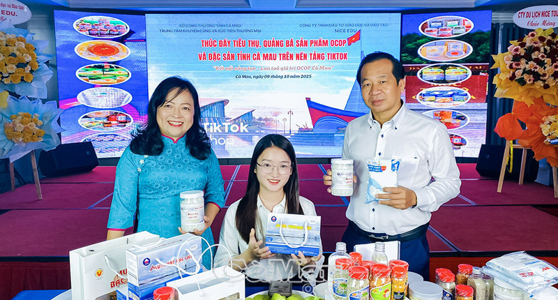 Các chủ thể OCOP được hướng dẫn thực hành kỹ thuật bán hàng, kỹ năng livestream. Ảnh: Báo Cà Mau