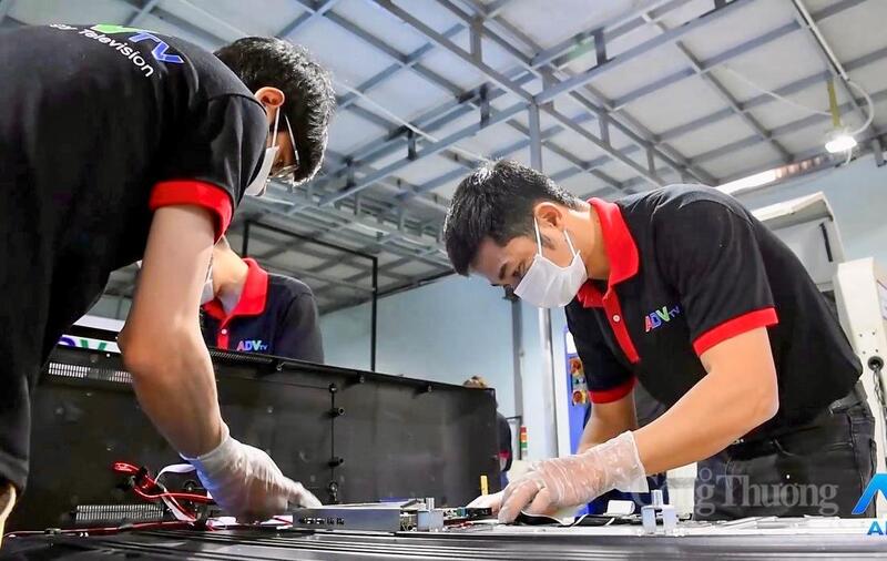 Nhân viên Công ty ADVTV đang lắp ráp linh kiện điện tử cho khách hàng. Ảnh: Ngô Nhung