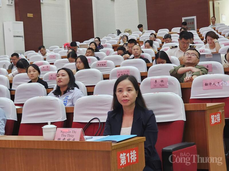 Các đại biểu tham dự tọa đàm. Ảnh: Đỗ Nga