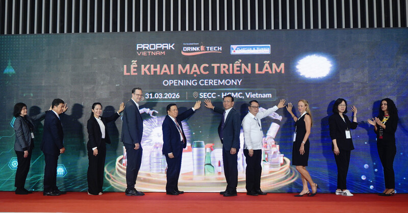 Đại biểu thực hiện nghi thức khai mạc ba triển lãm ProPak, DrinkTech và Plastics & Rubber. Ảnh: Minh Khuê.