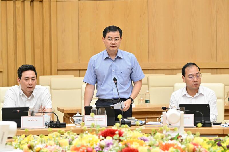 Vụ trưởng Vụ Kế hoạch, Tài chính và Quản lý doanh nghiệp Bùi Huy Sơn trình bày báo cáo tại Hội nghị. Ảnh: Cấn Dũng