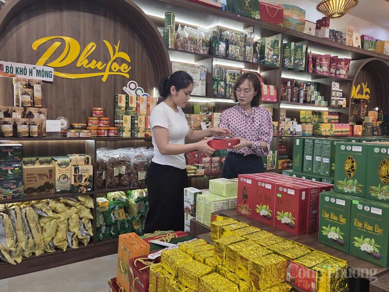 Đại diện Hợp tác xã Phú Lộc (Thái Nguyên) cho biết, thời gian qua luôn nhận được sự hỗ trợ của Sở Công Thương Thái Nguyên trong việc đưa sản phẩm lên sàn thương mại điện tử và tổ chức livestream bán hàng.