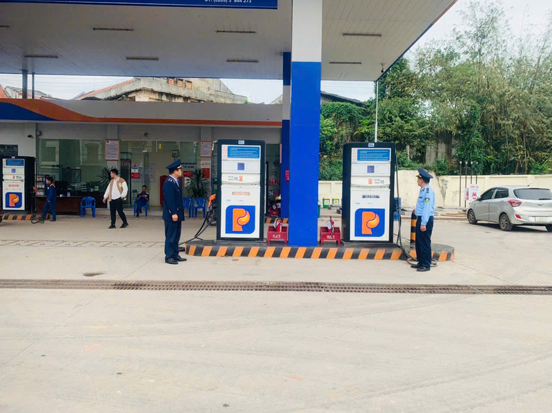 Lực lượng quản lý thị trường Lạng Sơn thường xuyên giám sát, tuyên truyền và hướng dẫn các cửa hàng xăng dầu chấp hành nghiêm quy định, bảo đảm nguồn cung ổn định trên địa bàn. Ảnh: Quản lý thị trường Lạng Sơn