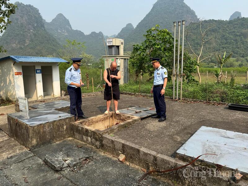 Lực lượng Quản lý thị trường cử cán bộ trực tiếp đến địa điểm kinh doanh của Cửa hàng xăng dầu Hương Trung để tiến hành kiểm tra thực tế.