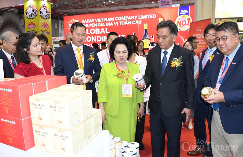 Lãnh đạo TP. Hồ Chí Minh và các đại biểu tham quan gian hàng tại sự kiện. Ảnh: Thanh Minh.