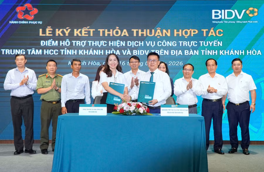 Lễ ký kết thỏa thuận hợp tác triển khai thí điểm mô hình “Điểm hỗ trợ thực hiện dịch vụ công trực tuyến”.