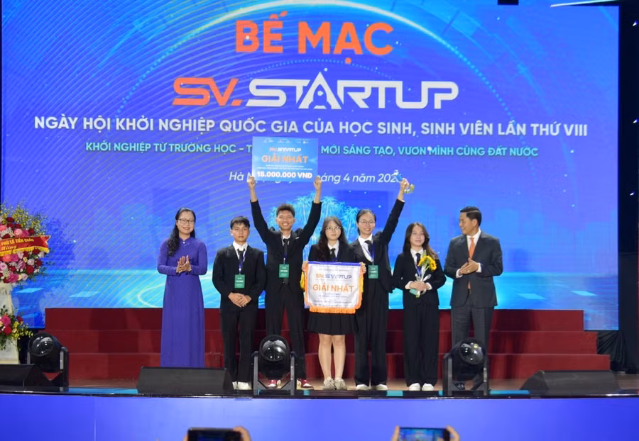 Dự án “Firesense AI” của nhóm học sinh đến từ Trường THPT Chuyên Vĩnh Phúc và THCS Vĩnh Yên (tỉnh Phú Thọ) đoạt giải Nhất khối học sinh phổ thông.