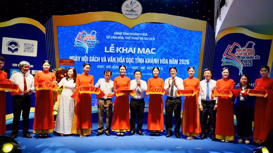 Các đại biểu cắt băng khai mạc Ngày hội Sách và Văn hóa đọc Khánh Hòa 2026.
