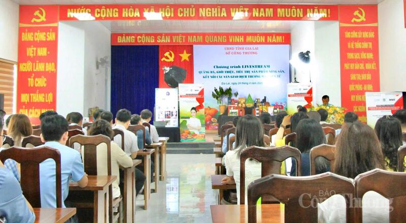 “Chương trình livestream quảng bá, giới thiệu, tiêu thụ sản phẩm nông sản, kết nối các sàn giao dịch thương mại điện tử”. Ảnh: Hiền Mai