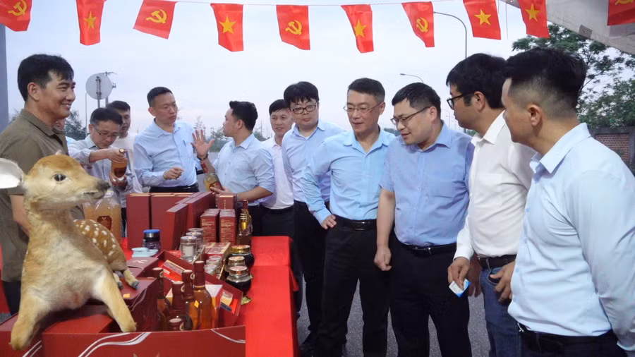 Khách hàng tham quan các gian hàng tại hội chợ.