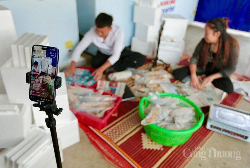 Dù đang chế biến hay đóng đơn, anh Sâm luôn dùng điện thoại quay lại hành trình đó. Ảnh: Ngô Nhung