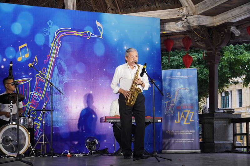 NSƯT Quyền Văn Minh trình diễn tiết mục kèn saxophone. Ảnh: T.P