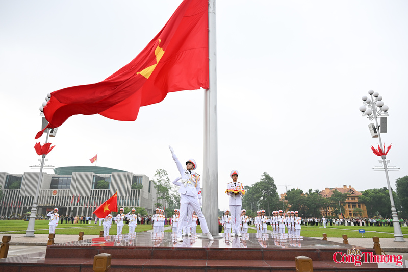 Quốc kỳ tung bay trong nắng sớm.