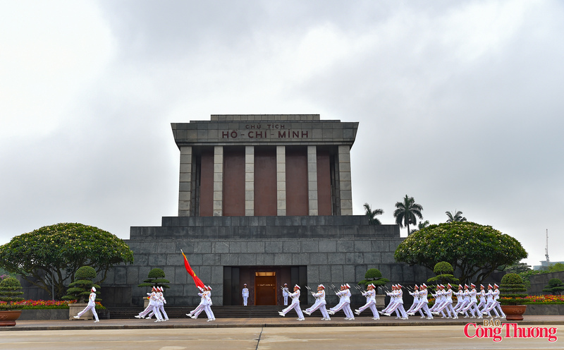 Sau khi thực hiện nghi lễ chào cờ, đội tiêu binh hành tiến một vòng qua trước Lăng, duyệt đội ngũ.