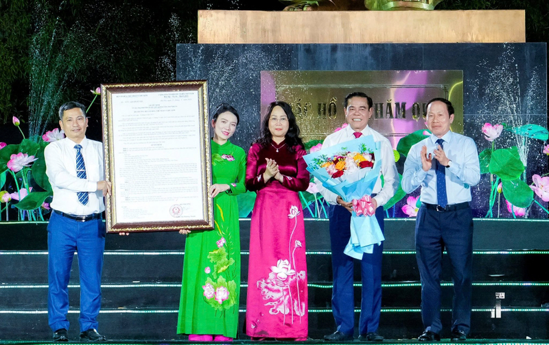 Phó Thủ tướng Lê Tiến Châu và Bộ trưởng Bộ Văn hóa, Thể thao và Du lịch Lâm Thị Phương Thanh trao Quyết định công nhận Khu du lịch quốc gia Kim Liên; tặng hoa chúc mừng tỉnh Nghệ An. Ảnh: Thành Duy