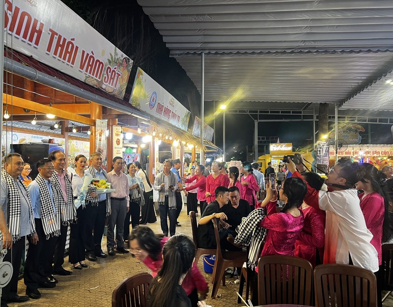 Đông đảo du khách đến tham quan và thưởng thức ẩm thực. Ảnh Phương Hoa