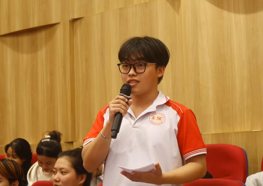 Sinh viên đặt câu hỏi cho Ban tổ chức. dhcl-doi-thoai-4.jpg