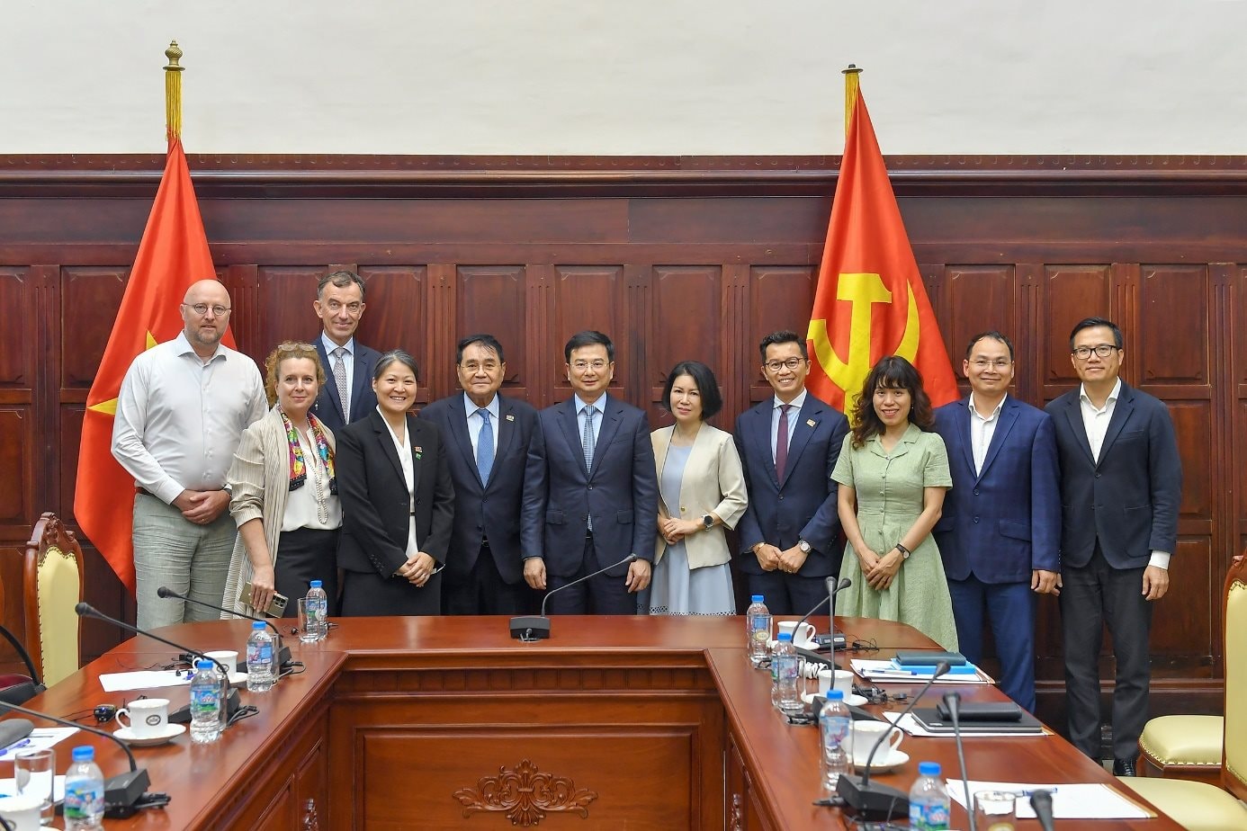 21.5-1-pho-thong-doc-pham-thanh-ha-tiep-hiep-hoi-doanh-nghiep-chau-au-tai-viet-nam.jpg