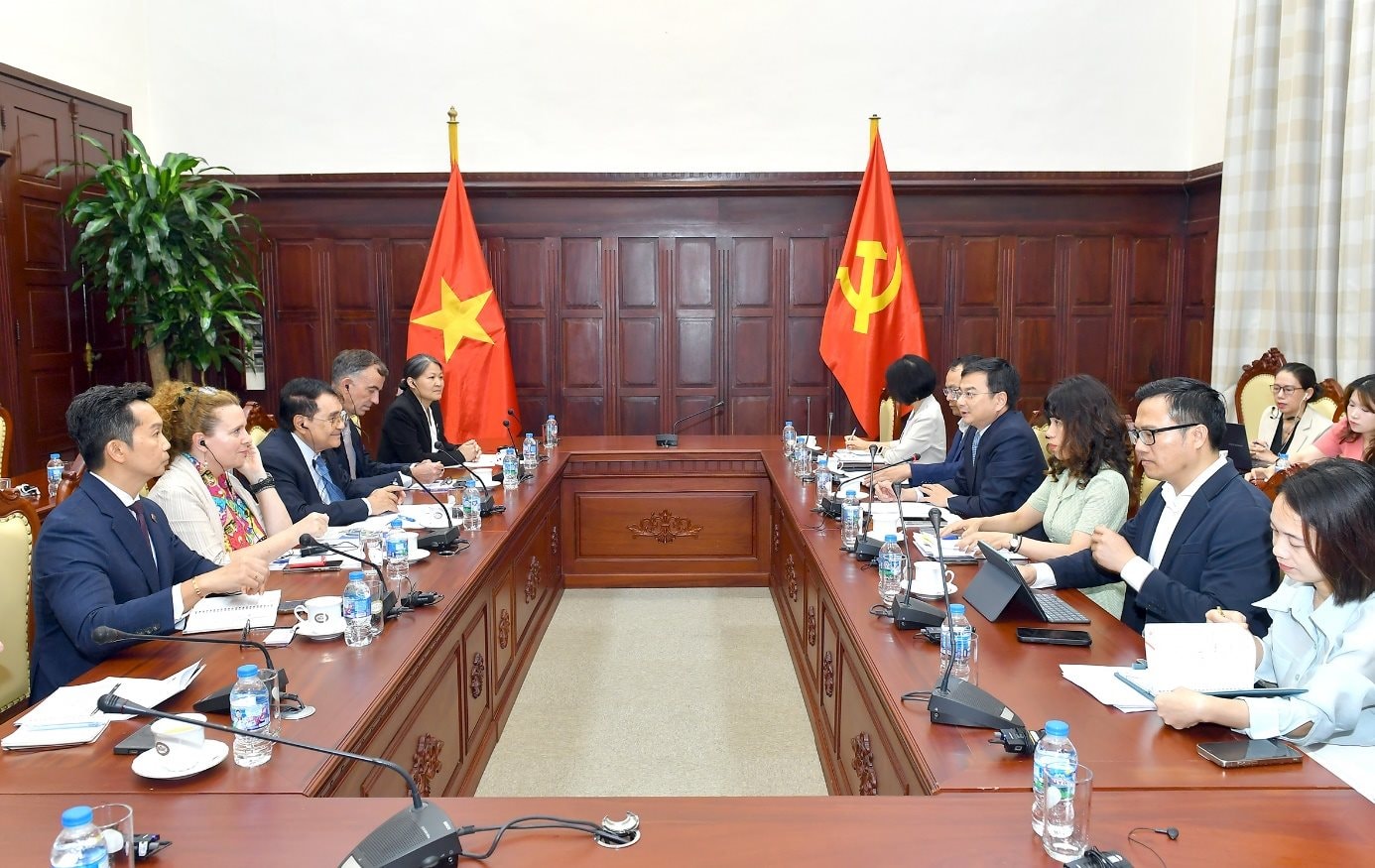 21.5-4-pho-thong-doc-pham-thanh-ha-tiep-hiep-hoi-doanh-nghiep-chau-au-tai-viet-nam.jpg
