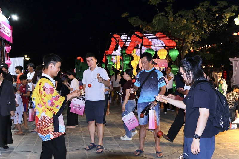 Các trò chơi truyền thống của Nhật Bản đặc biệt thu hút du khách. Ảnh: Diễm Phúc