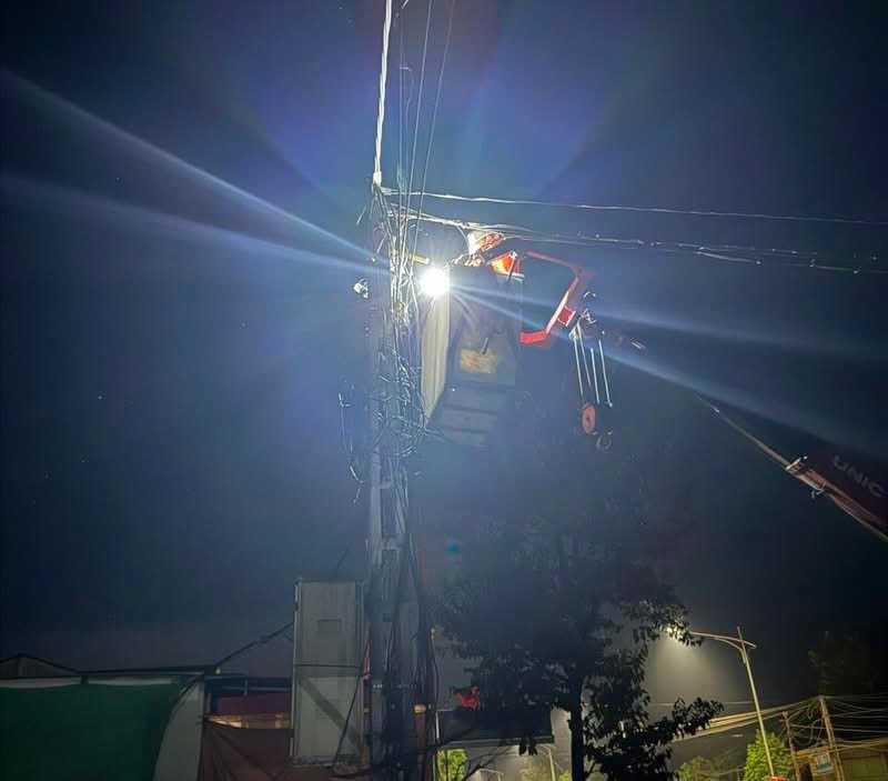 Công ty Điện lực Nghệ An tập trung mọi nguồn lực, nỗ lực xuyên đêm khắc phục sự cố cấp điện trở lại phục vụ nhân dân. Ảnh: Phan Thuỷ