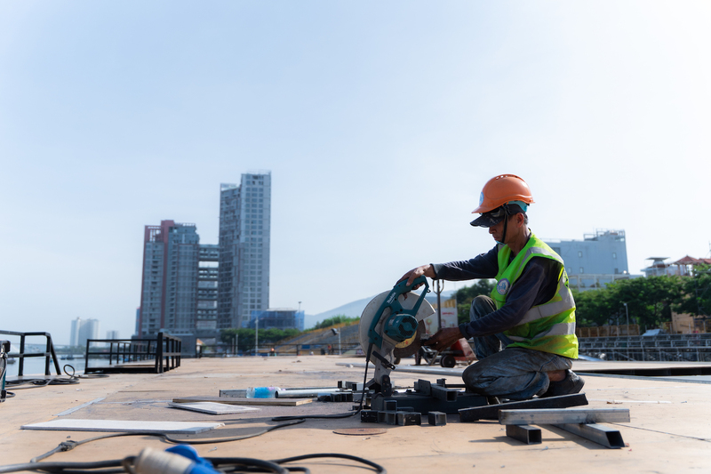 Ông Trần Xuân Hưng, Trưởng tiểu ban xây dựng Lễ hội pháo hoa quốc tế Đà Nẵng cho biết: “Điều đặc biệt năm nay là các thiết bị kỹ thuật phối hợp với các nhà thầu hoàn toàn sản xuất ở trong nước, do đội ngũ người Việt Nam thực hiện”.