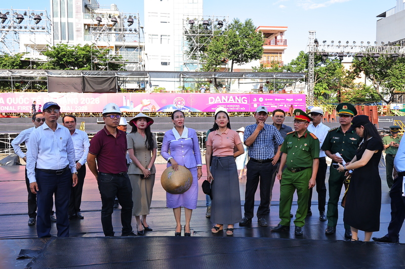 Bà Nguyễn Thị Anh Thi yêu cầu đơn vị thi công chú trọng công tác kiểm tra sau khi hoàn thiện mỗi công đoạn, đảm bảo tuyệt đối các tiêu chí an toàn kỹ thuật trước khi đưa vào vận hành phục vụ lễ hội.