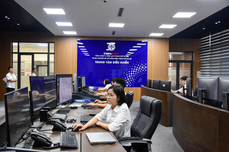 EVNHANOI ứng trực 24/24h bảo đảm cấp điện mùa nắng nóng - 1